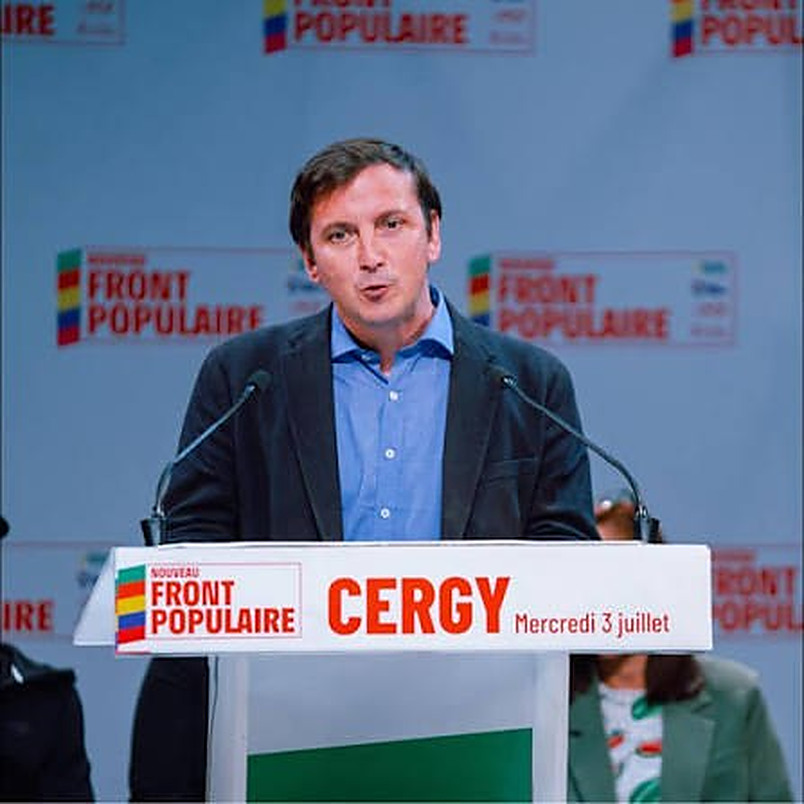 Aurélien Taché à la tribune d'un meeting du Nouveau Front Populaire à Cergy