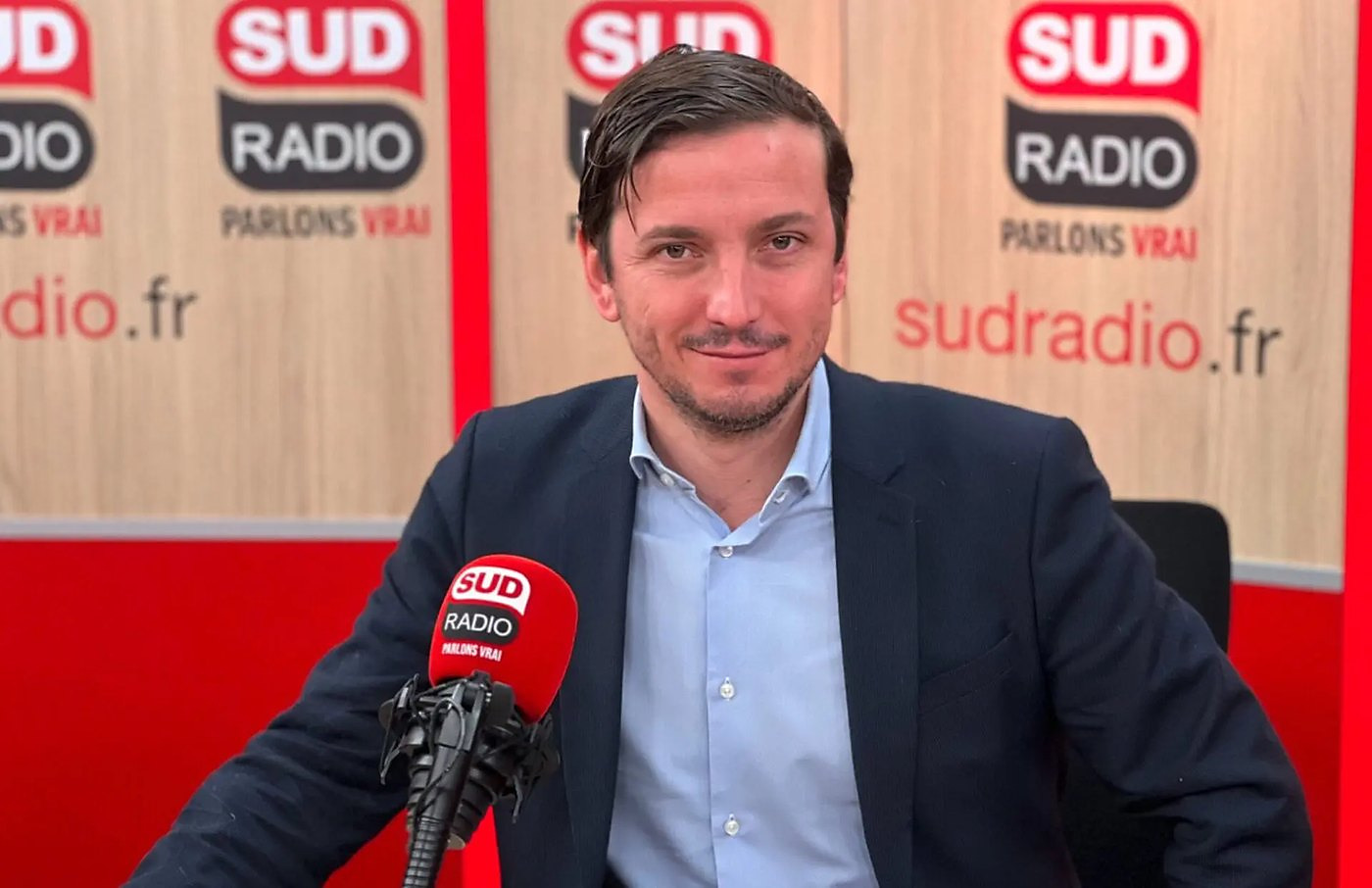 Aurélien Taché en studio, lors d'un entretien radio